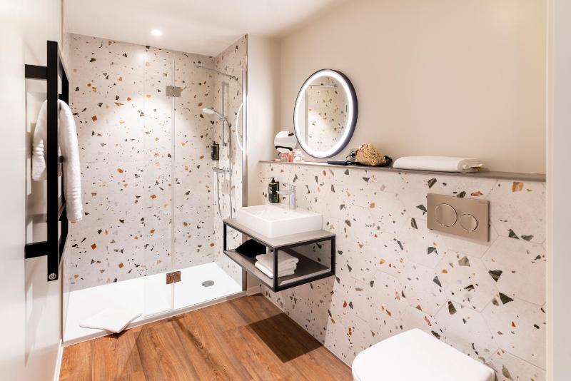 Standard Queen Room image 4