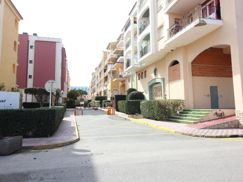 Apartamento céntrico con terraza y acceso cercano a la playa bares y mercado en Empuriabrava - ES-228-181 - image 13