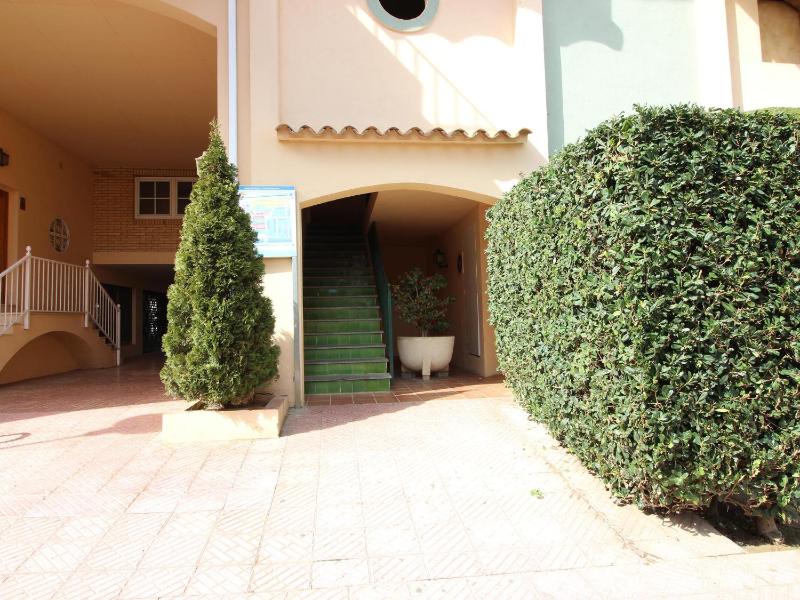 Apartamento céntrico con terraza y acceso cercano a la playa bares y mercado en Empuriabrava - ES-228-181 - image 5