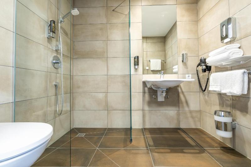 Double Room with Lake View image 4