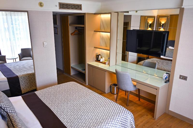 Standard Double Room with Side Sea View image 4