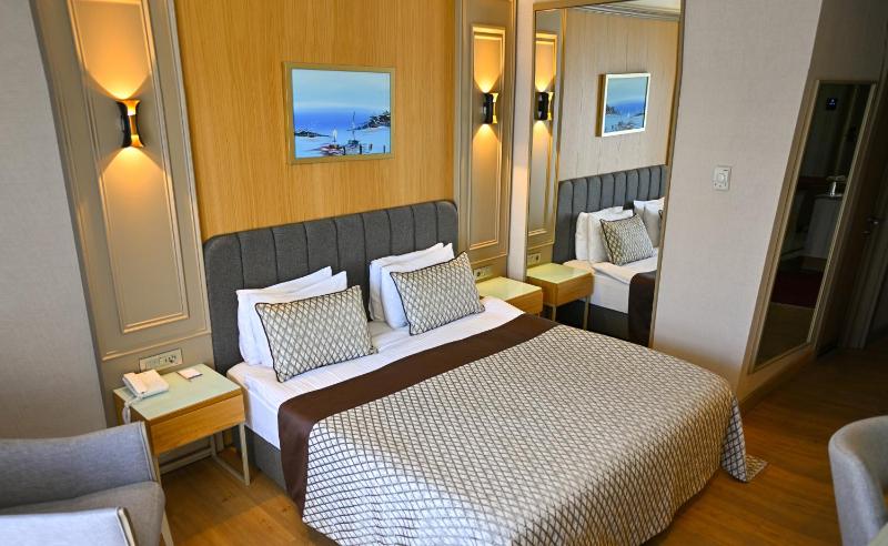 Standard Double Room with Side Sea View image 3