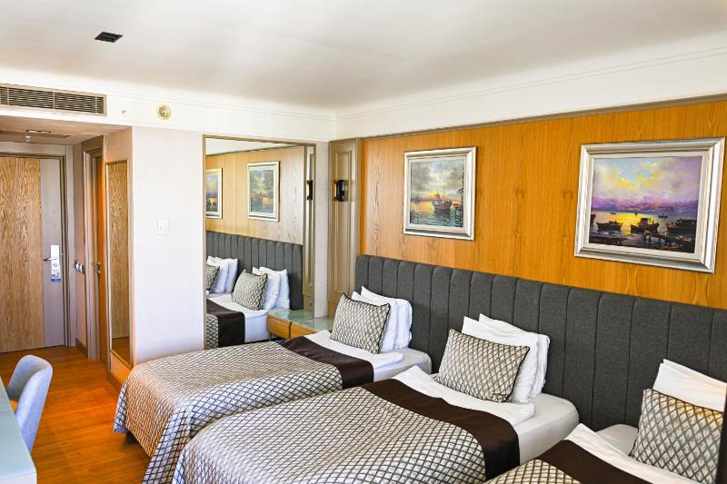 Standard Triple Room with Side Sea View image 4