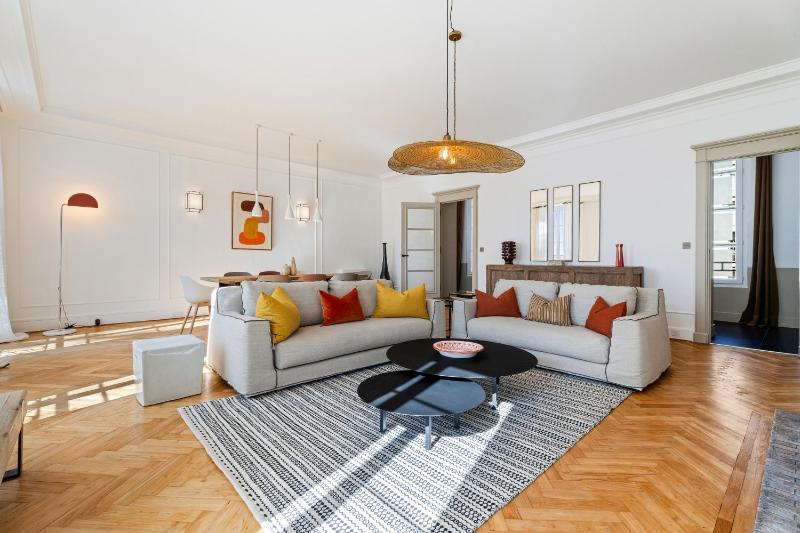 Nice Renting - VICTOR - Historic Palace Luxury 3 Bedrooms - image 1