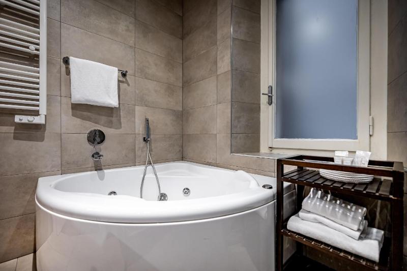 Superior Double Room with Spa Bath image 3
