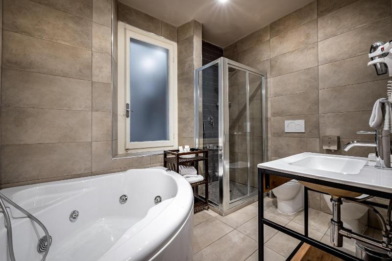 Superior Double Room with Spa Bath image 4