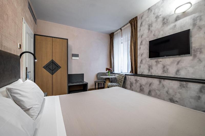 Superior Double Room with Spa Bath image 1