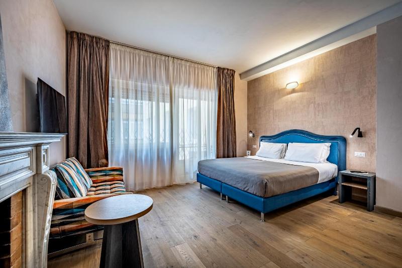 Deluxe Double Room with Spa Bath and Balcony image 1