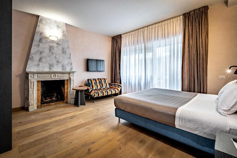 Deluxe Double Room with Spa Bath and Balcony image 4