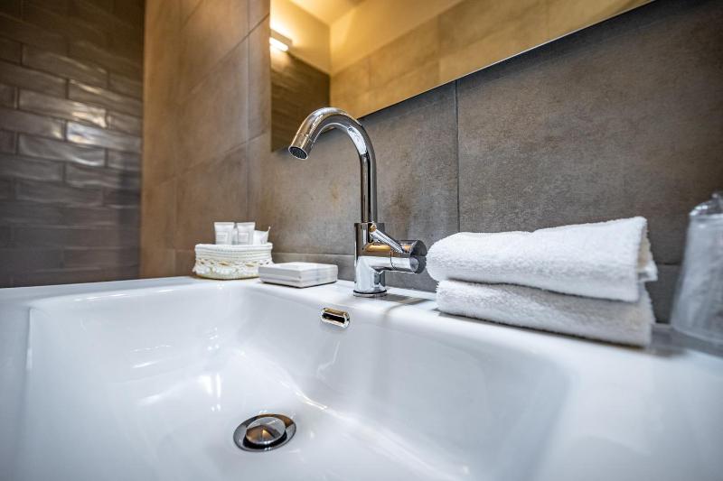 Deluxe Double Room with Spa Bath and Balcony image 3