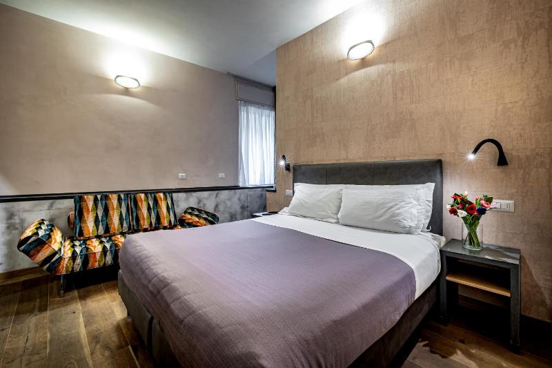 Large Double Room image 3
