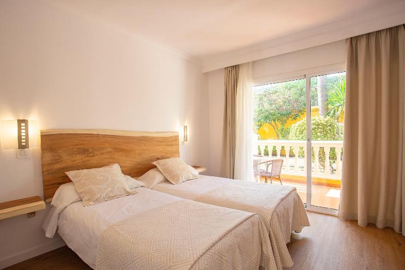 Twin Room with Balcony image 1
