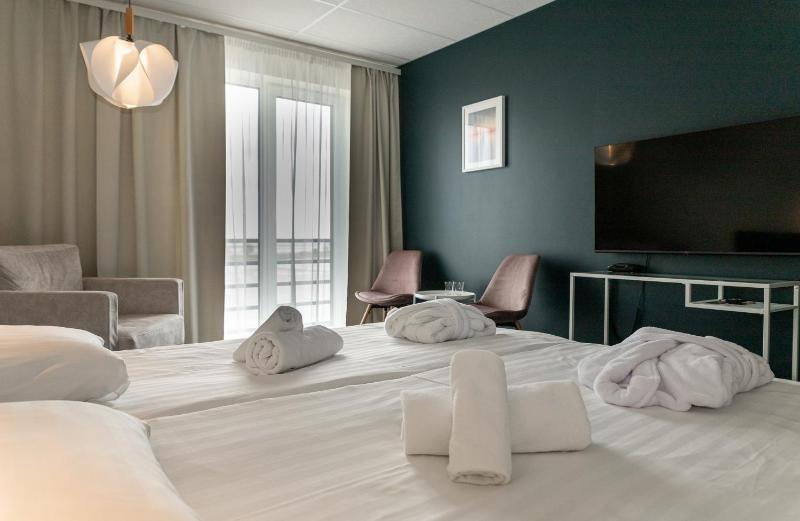 Standard Double or Twin Room with Sea View and Spa Access image 1