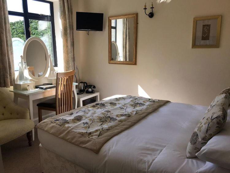 Classic Double Room with Shower image 3