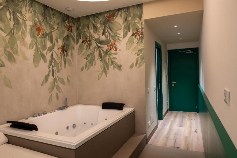 Double Room with Hot Tub with an internal view in the gallery image 1