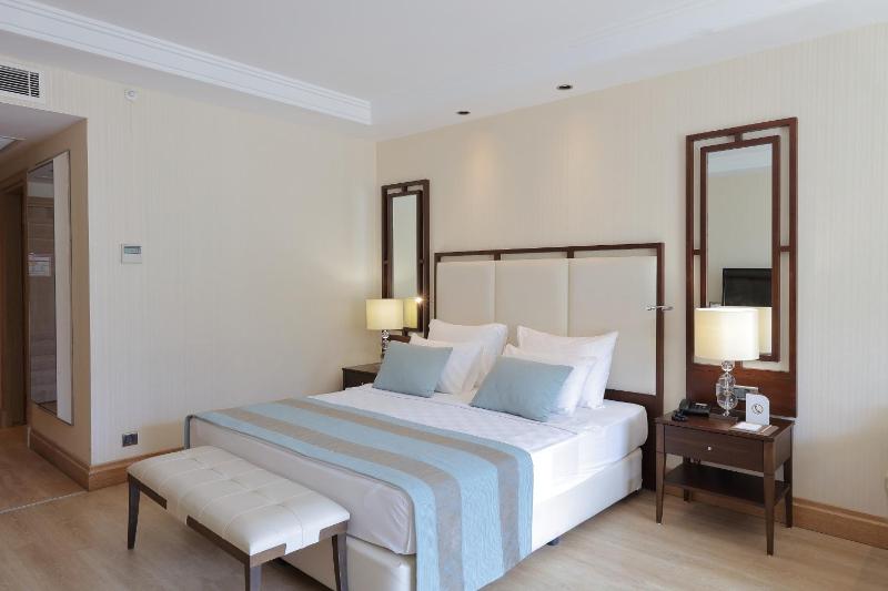 Deluxe Room with Mountain View image 2