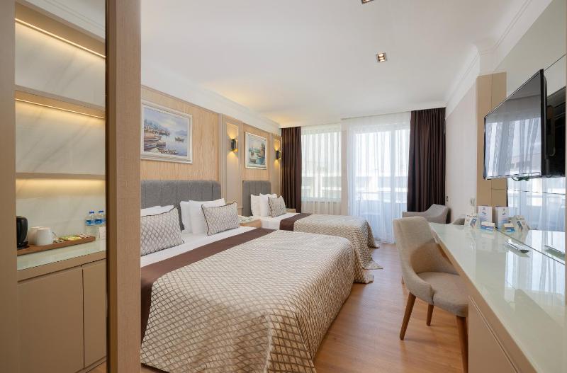 Standard Triple Room with Side Sea View image 1
