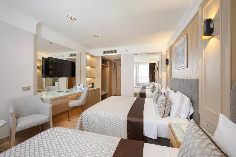 Standard Triple Room with Side Sea View image 3