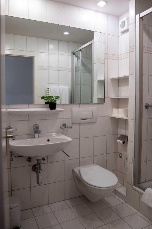 Twin Room with Private Bathroom image 3