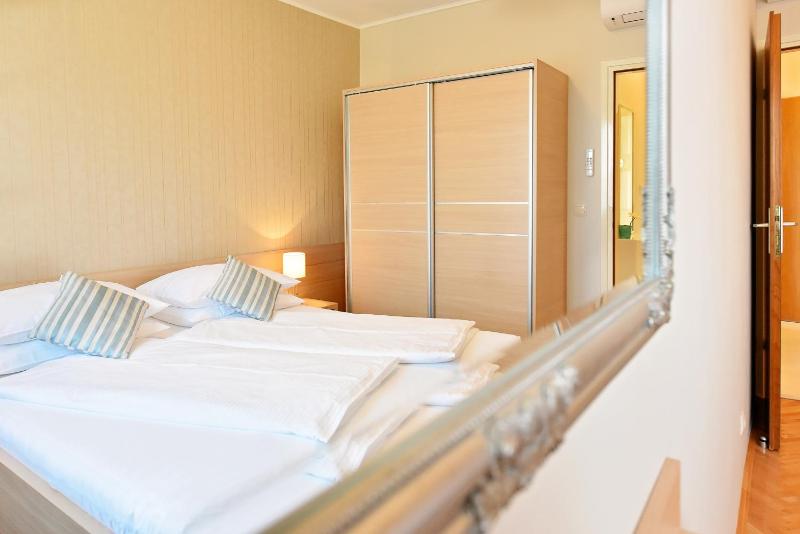 One-Bedroom Apartment with Balcony (3 Adults) image 4
