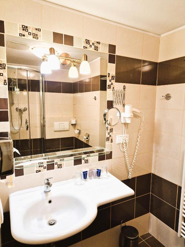 Standard Triple Room image 2