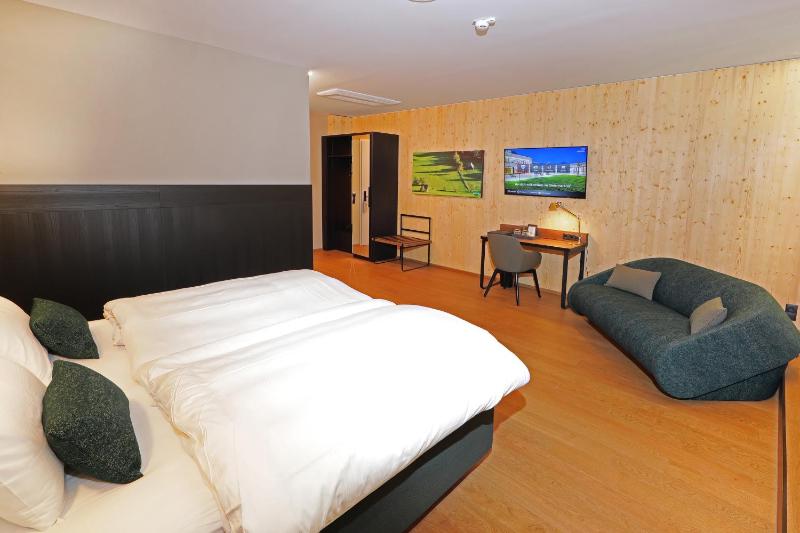 Deluxe Double Room with Extra Bed image 3