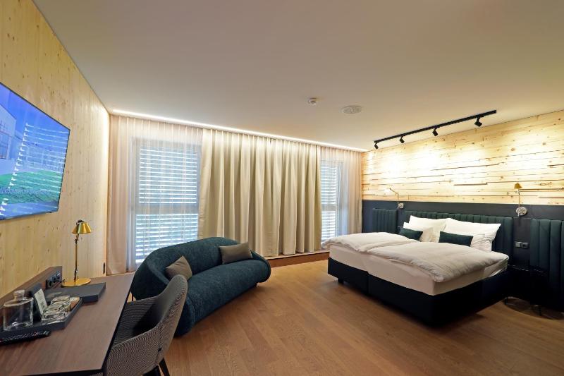 Deluxe Double Room with Extra Bed image 4