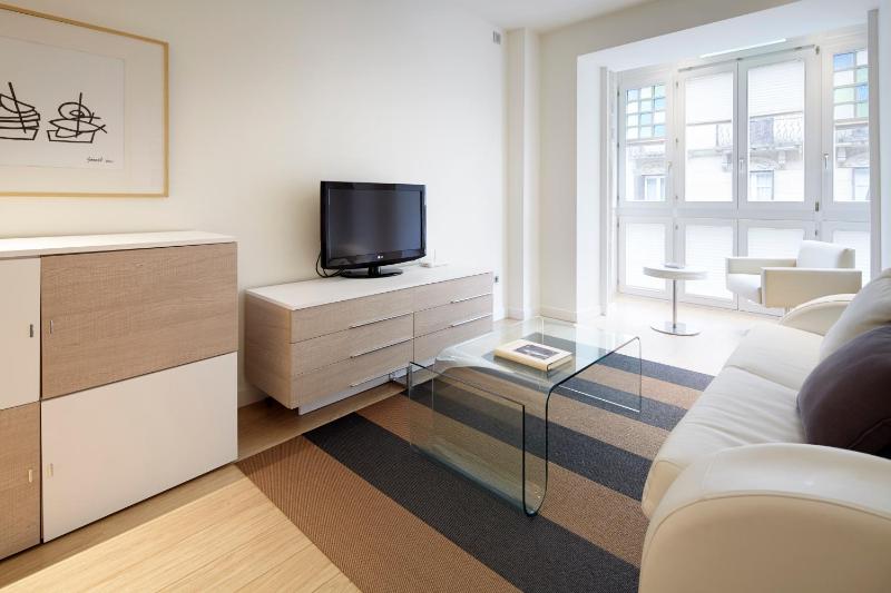 Easo Suite 2C by FeelFreeRentals - image 6