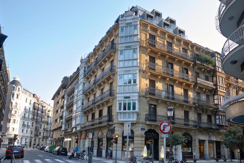 Easo Suite 2C by FeelFreeRentals - image 13