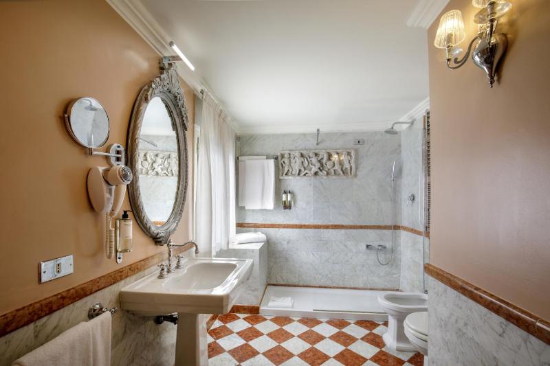 Standard Quadruple Room image 2