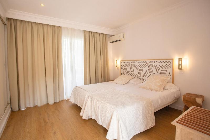 Twin Room with Balcony image 4