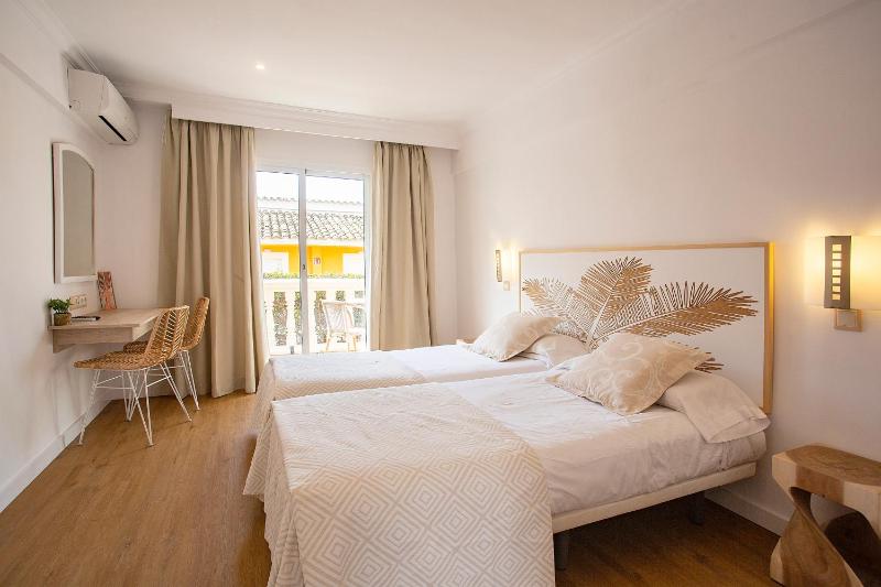 Twin Room with Balcony image 3