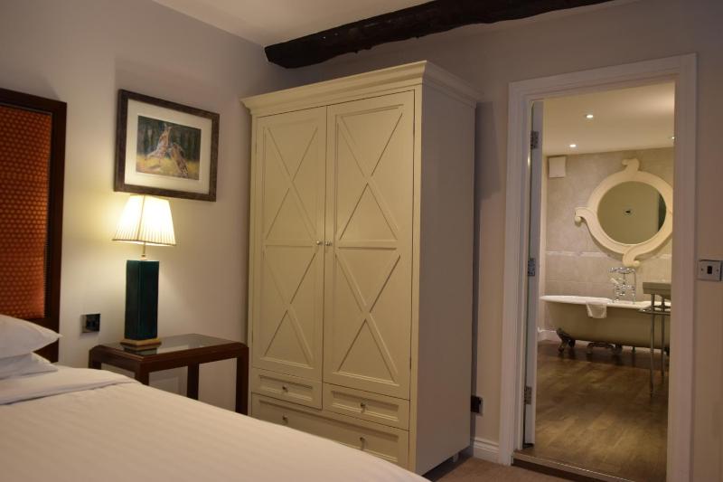 Deluxe Double or Twin Room image 2
