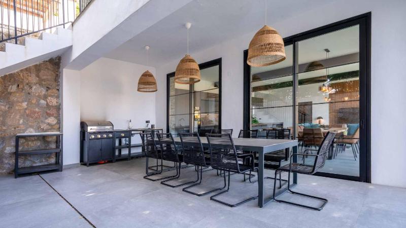 Luxury 4 bed villa with pool and views - image 16