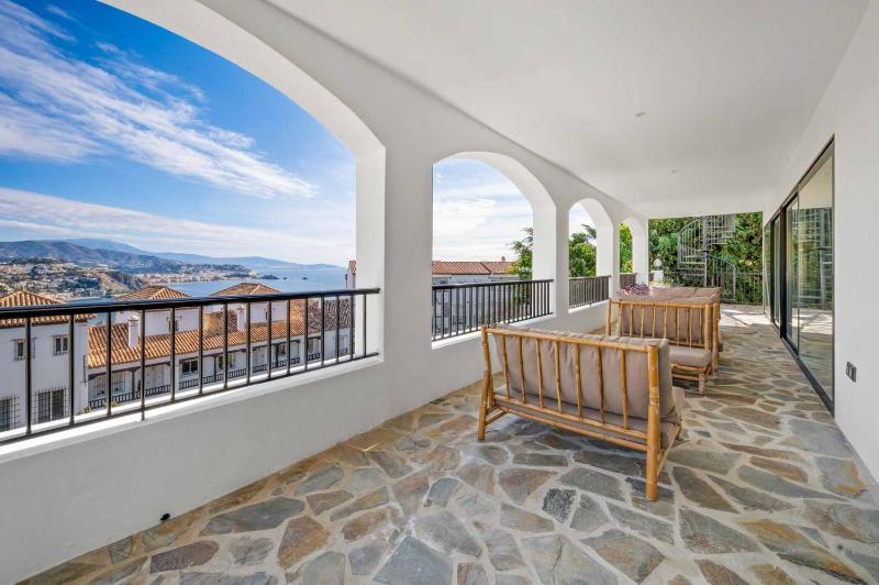 Luxury 4 bed villa with pool and views - image 15