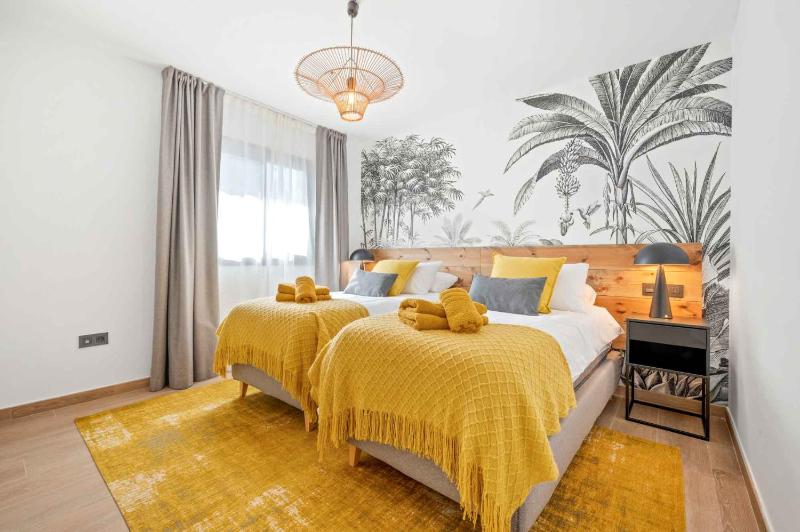Luxury 4 bed villa with pool and views - image 21