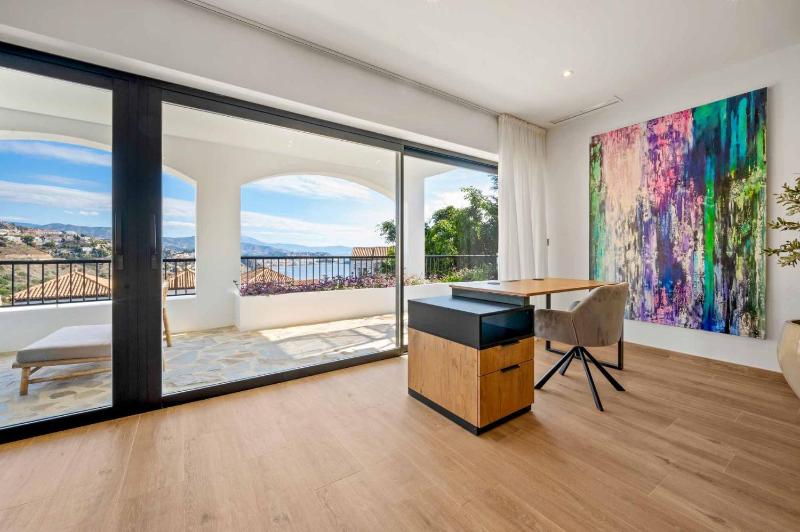 Luxury 4 bed villa with pool and views - image 6