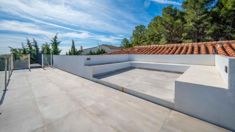 Luxury 4 bed villa with pool and views - image 14