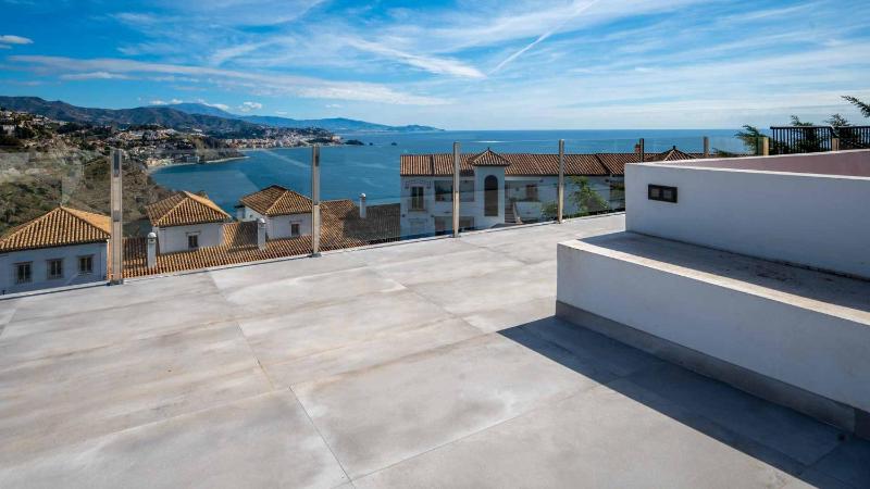 Luxury 4 bed villa with pool and views - image 2