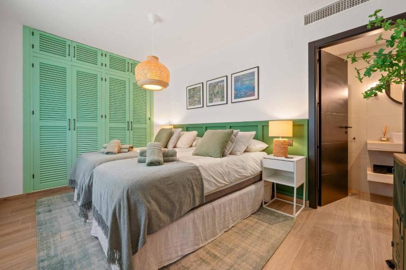 Luxury 4 bed villa with pool and views - image 31
