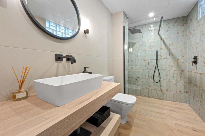 Luxury 4 bed villa with pool and views - image 19