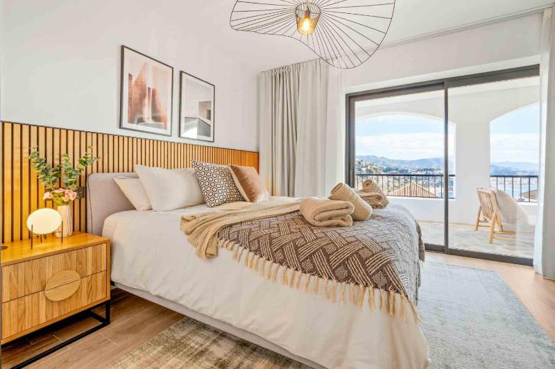 Luxury 4 bed villa with pool and views - image 13