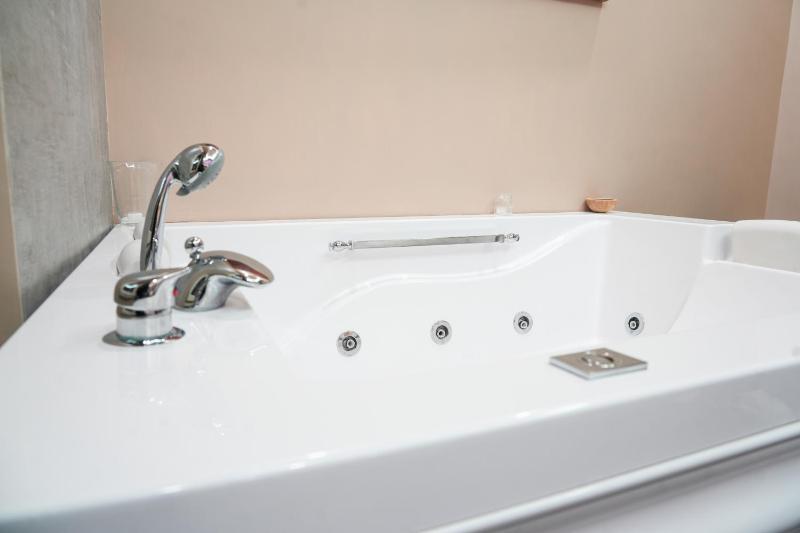 Deluxe King Suite image 3