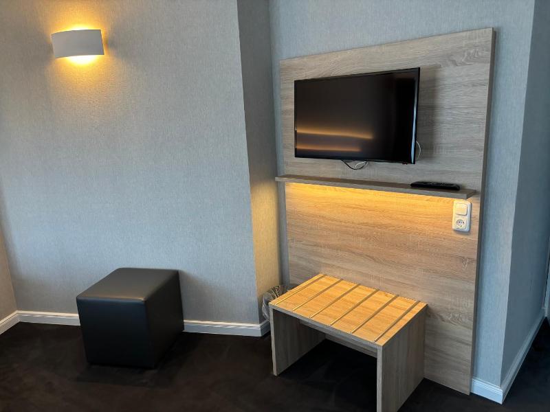 Junior Suite with Balcony image 4