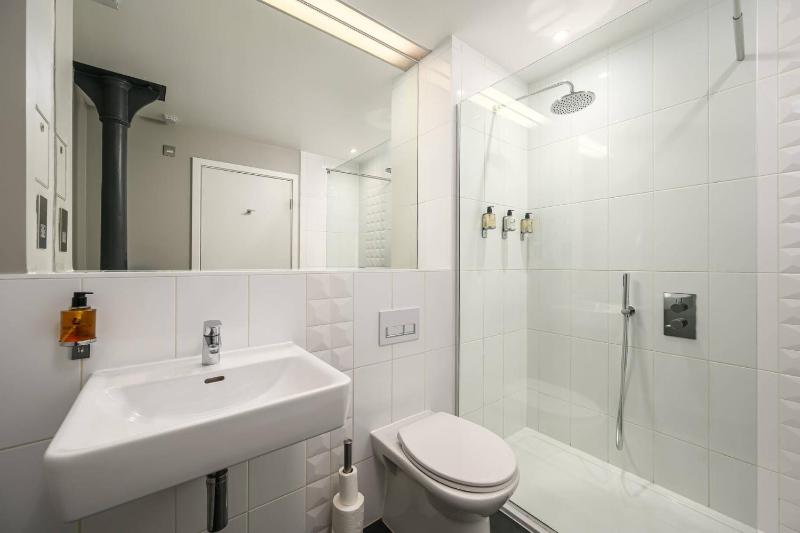 Superior One-Bedroom Apartment image 4