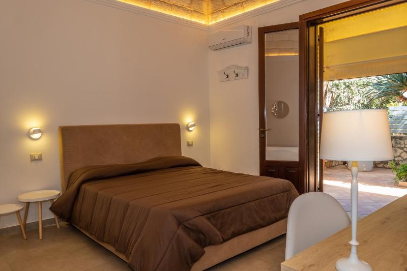 Deluxe Double Room image 2