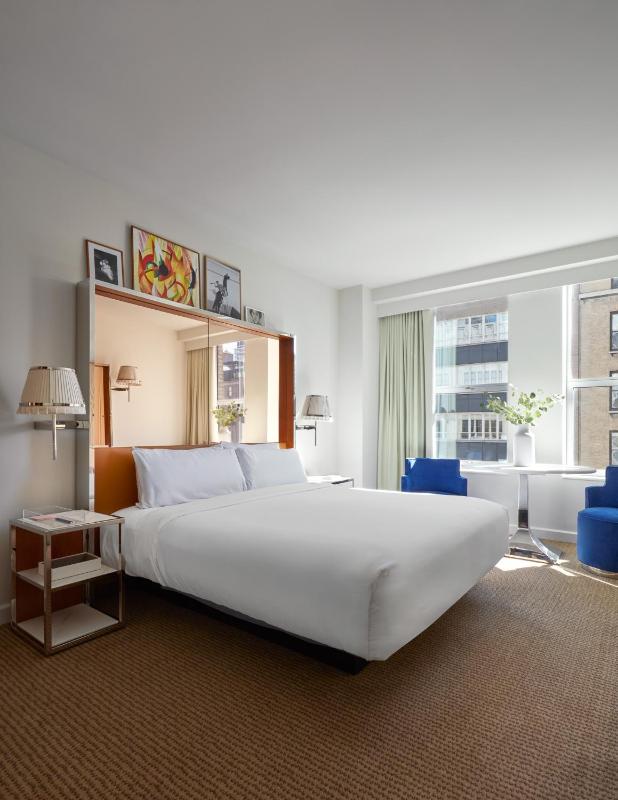 Premier King Room image 3