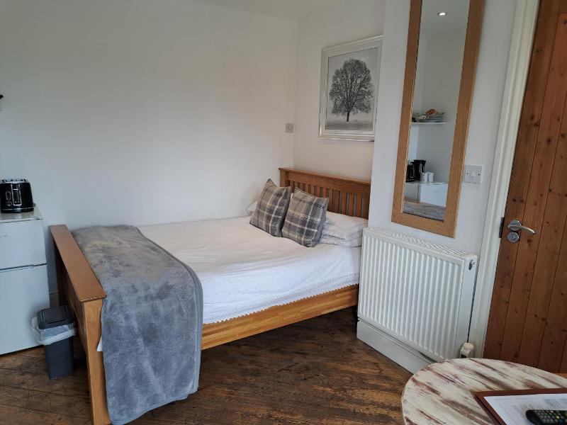 Economy Double Room image 3