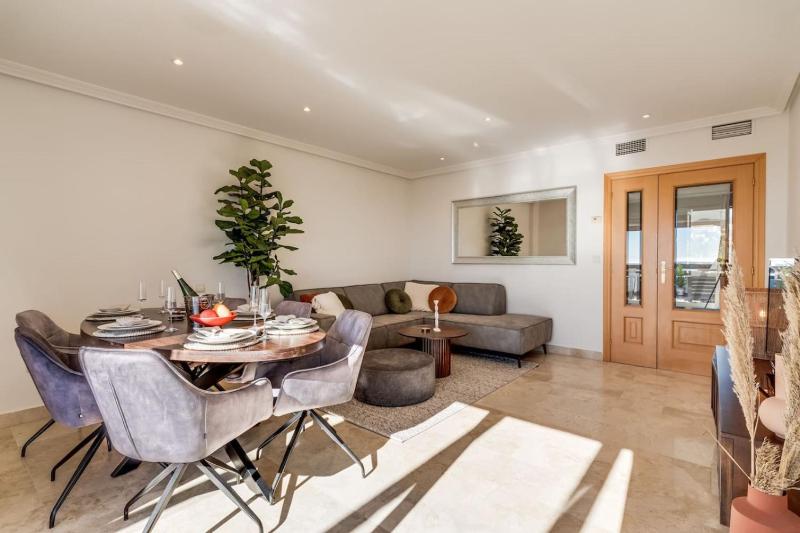 Ultimate Rentals - 2BR Apt 5 min Van Het Strand - Selwo Hills 2 - image 3