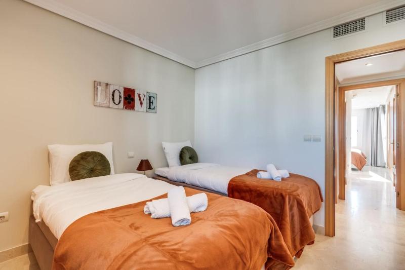 Ultimate Rentals - 2BR Apt 5 min Van Het Strand - Selwo Hills 2 - image 22